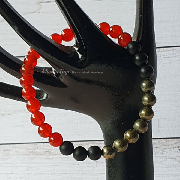 This Onyx, Pyrite and Carnelian gemstone stretch bracelet may be suitable for people who have a metal allergy.