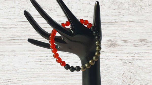 Onyx, Pyrite and Carnelian gemstone stretch bracelet may be suitable for people who have a metal allergy.