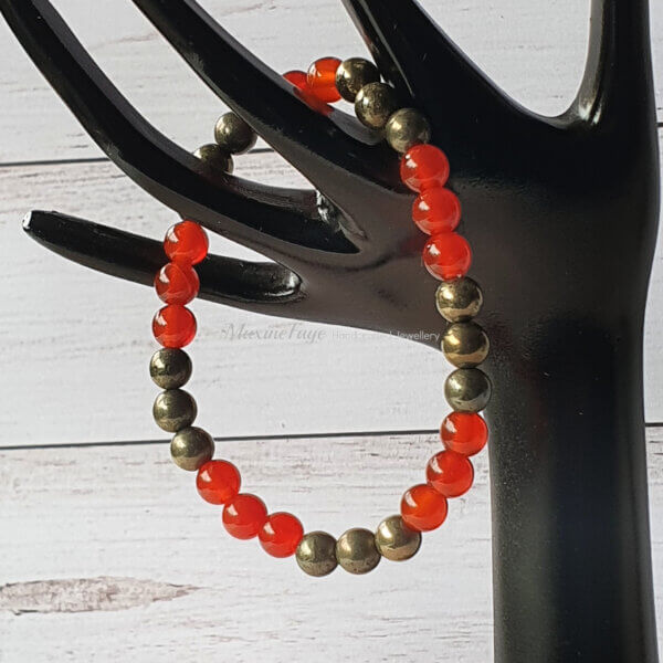 This orange-red Carnelian and black Lava stone stretch bracelet is suitable for people who have a metal allergy.