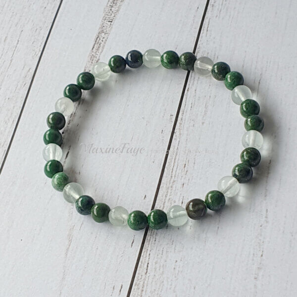 This Azurite & Fluorite gemstone stretch bracelet is suitable for people who have a metal allergy.