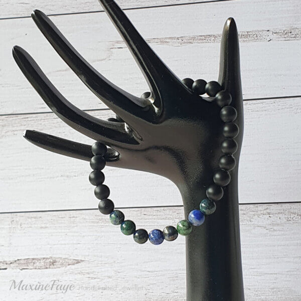 This Azurite & Onyx gemstone stretch bracelet may be suitable for people who have a metal allergy.