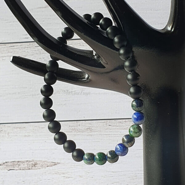 This Azurite & Onyx gemstone stretch bracelet may be suitable for people who have a metal allergy.