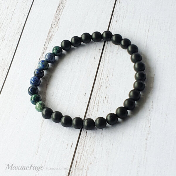 This Azurite & Onyx gemstone stretch bracelet may be suitable for people who have a metal allergy.