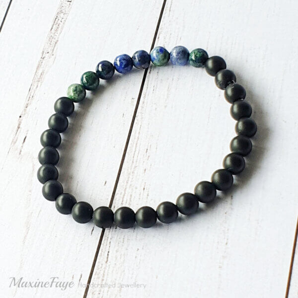 This Azurite & Onyx gemstone stretch bracelet may be suitable for people who have a metal allergy.