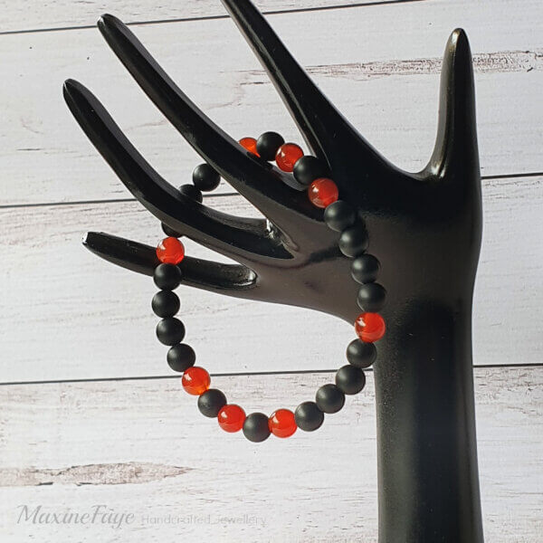 This Carnelian & Onyx gemstone stretch bracelet may be suitable for people who have a metal allergy.