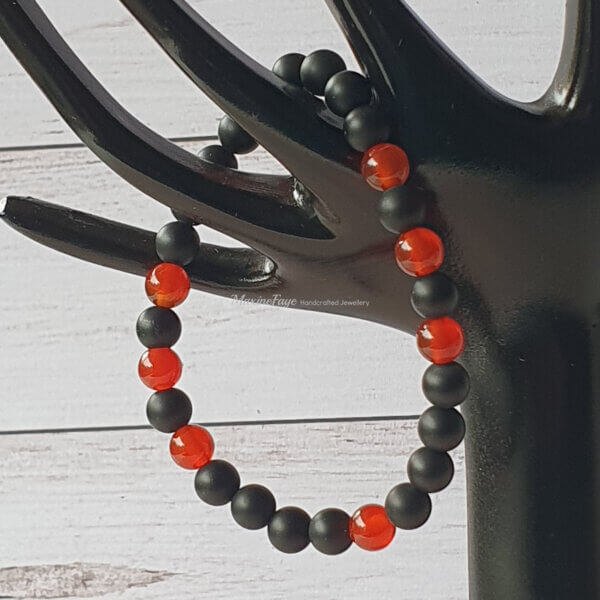 This Carnelian & Onyx gemstone stretch bracelet may be suitable for people who have a metal allergy.