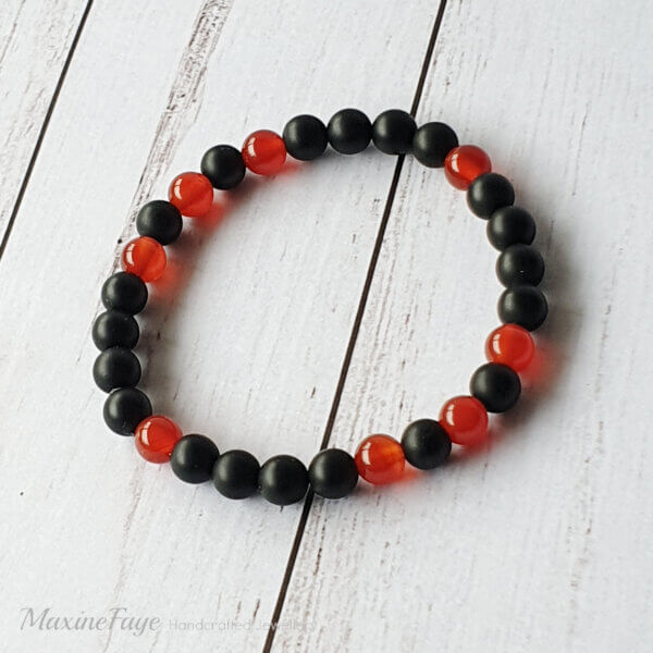 This Carnelian & Onyx gemstone stretch bracelet may be suitable for people who have a metal allergy.