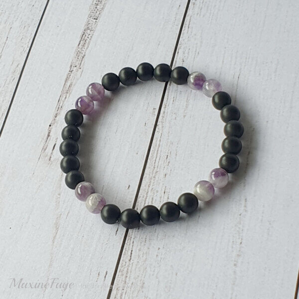 This Chevron Amethyst & Onyx gemstone stretch bracelet is suitable for people who have a metal allergy.