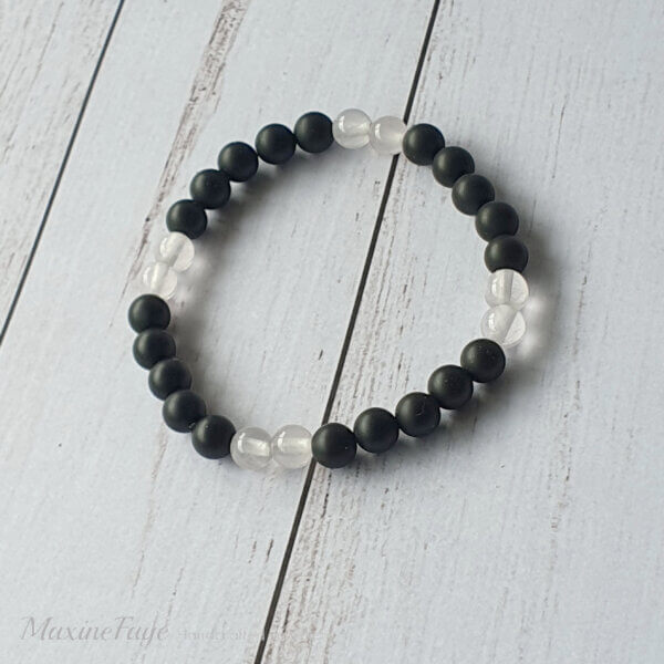 This Rose Quartz & Black Onyx Bracelet gemstone stretch bracelet is suitable for people who have a metal allergy.