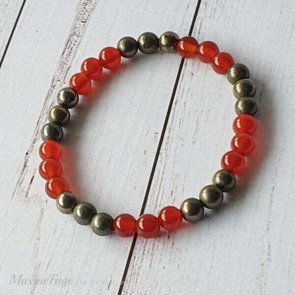 This orange-red Carnelian and black Lava stone stretch bracelet is suitable for people who have a metal allergy.